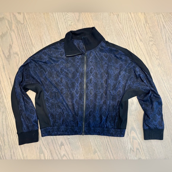 Athleta Brooklyn Track Bomber Jacket Blue Zip Pockets Snake Print Gym Large - Picture 3 of 8